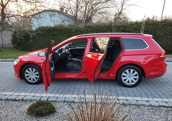 Volkswagen Passat cena 56600 przebieg: 151000, rok produkcji 2018 z Jordanów małe 326